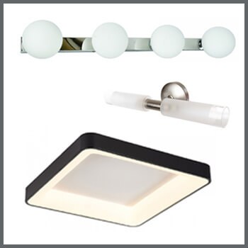 Φωτογραφία ενός επιτοίχιου φωτιστικού μπάνιου με 4 λευκές γυάλινες μπάλες σε ράγα χρώμιο, μιας απλίκας με βάση νίκελ ματ και κυλινδρικά λευκά γυαλιά αριστερά και δεξιά και ενός μαύρου τετράγωνου φωτιστικού οροφής, πλαφονιέρα, με φωτισμό λεντ.